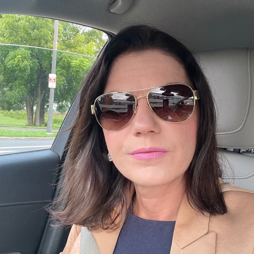 Meet your Posher, Mirela